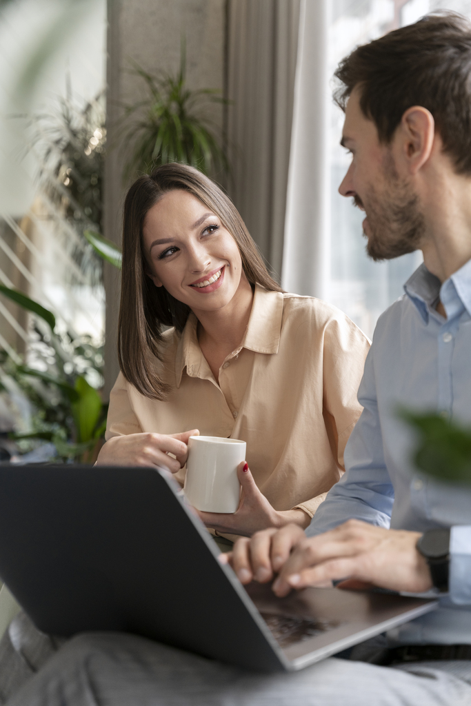 homem-de-negocios-sorridente-e-mulher-trabalhando-juntos-no-escritorio-com-um-laptop (1)